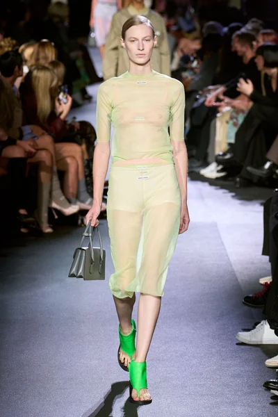 Look 27